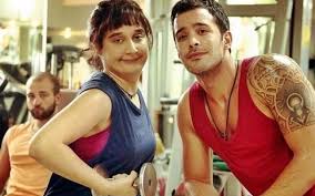 Deliha 2 filmi özellikle televizyon ekranlarında özay'ın bir kez daha deliha olarak boy göstereceği devam halkasının kadrosunda derya alabora, esin eden, hülya duyar, ali çelik, aksel bonfil, eda ece. Deliha 2 Konusu Ve Oyunculari Deliha 2 De Kimler Oynuyor Magazin Haberleri