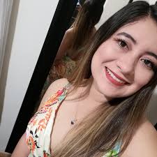 Emma Roberts representa a todas las mujeres que viven el amor con vista  panorámica al cielo. 😍✨ Porque sí, los novios altos se besan de puntitas.  CC: Grosby Group