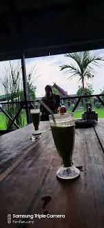 Ketan yang dipakai adalah ketan yang masih berada di tangkainya. Foto Rumah Makan Saung Ranggon Indihiang Tasikmalaya Kuliner Traveloka