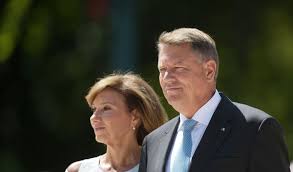 „fiecare va lua o decizie. Tinutele Lui Carmen Si Klaus Iohannis La New York Comentate De Cristina Craciun Elle Ro