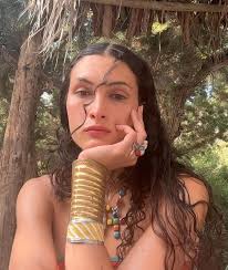 Quién es Mina Serrano: la historia de la actriz española que interpreta a  Cris Miró en su serie