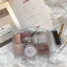 持ち歩き用のコスメ 何がいる お出かけするときは ミニマム志向で賢く綺麗に mery メリー 化粧品 可愛い コスメ メイクバッグ