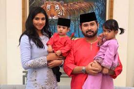 Standing from left are yam raja iskandar zulkarnain, yam raja nazhatul shima, yam raja. Sultan Johor Berkenan Lantik Tunku Iskandar Sebagai Raja Muda Johor Utusan Borneo Online