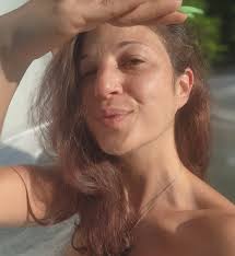 Sunday's good vibes are fully charged! ☀️😊 #HappySunday #GoodDay