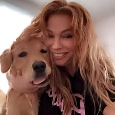 Two little friends experienced the scare of their lives with some dogs, but  one of them summoned all his courage to scare them off.