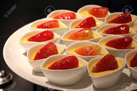 Oetker warten nur darauf, von ihnen entdeckt zu werden. Dekorieren Sie Mit Erdbeer Creme Brulee Frischen Beeren Lizenzfreie Fotos Bilder Und Stock Fotografie Image 13402880