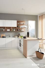 Massivholzküchen setzen den fokus auf den naturstoff holz. Kuche Midsommar In Weiss Kuchen Design Moderne Kuche Kuchen Planung