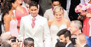 Raphael varane se perderá el real madrid vs. Raphael Varane Papa Pour La Deuxieme Fois Jolie Photo De Famille Pour Presenter Le Bebe Purepeople