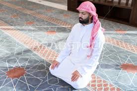 أداء فريضة الصلاه داخل المسجد رجل سعودي يصلي في المصلى الخشوع في الصلاه أداء فريضة الصلاه في المسجد العبادة و التقرب الى الله صورة 10934 مكتبة الصور