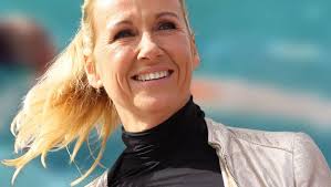 Andrea kiewel wuchs in der ddr auf, war leistungsschwimmerin und wurde 1993 beim sat.1 in tel aviv besitzt kiwi eine wohnung. Zdf Fernsehgarten Star Andrea Kiewel Sie Stellt Uns Ihren Vierbeinigen Kumpel Carter Vor Bunte De