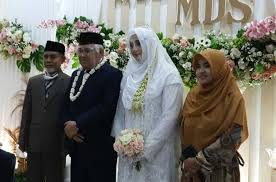 Ismed pun terungkap ternyata menikahi ibu angkatnya, cut rita. Kisah Perjalanan Cinta Din Syamsuddin Sebelum Hingga Menikahi Cucu Pendiri Ponpes Gontor Bagian 1