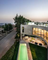 a curved concrete house built on a triangular corner site betonhaus pool haus ideen architektur