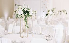 Il bianco è un classico i gigli sono uno dei fiori più popolari per le composizioni floreali, grazie alle loro grandi e vistose fioriture i fiori sono piccoli e bianchi con cinque petali sottili. Centrotavola Matrimonio 25 Mise En Place Cerimonie It