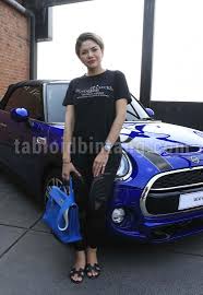 Pilihan warna di thailand berbeda dengan di indonesia. Nikita Mirzani Membeli Mobil Mini Cooper Dengan Cash Begini Tampilannya Tabloidbintang Com