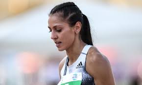 Αμέσως μετά, μιλώντας στην κάμερα της ερτ, δήλωσε: Sta Xamhla Oi Pesiridoy Kai Polak Fosonline