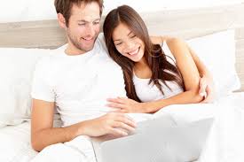 Der film ist aktuell bei aus dem jahr von matas. Bed Paar Mit Laptop Sie Bei Einem Film Auf Computer Im Bett Vor Dem Schlafen Glucklich Lachelnde Junge Paar Interracial Asiatische Frau Kaukasischen Mann Im Bett Zu Hause Lizenzfreie Fotos Bilder Und