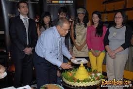 Ia pernah membintangi film horor lawang sewu pada 2007. Lawang Sewu 2007 Imdb