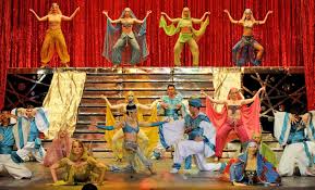 În epoca interbelică a funcționat sub denumirea teatrul „cărăbuș, oferind spectacole de cabaret și divertisment în compania unor importanți actori. Teatrul De RevistÄ Constantin TÄnase Din BucureÈti Locuridinromania Ro