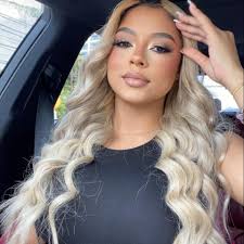 Traje de novia color blanco perla, tiene cola mediana, Incluye velo corto y  enagua que da volumen al vestido estilo princesa. Comunícate al  787-314-6058 (No se mide) si eres size M o