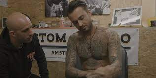 Sinds oktober zijn de twee uit elkaar, en moet de inkt eraf! Dave Roelvink Laat Zijn Tattoos Zien Vertelt De Verhalen Erachter