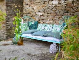 Une Banquette En Fer Forge Turquoise Pour Un Look Outdoor Tropical Outdoor Beds Patio Design Indoor Patio