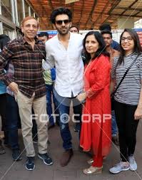 Fotocorp : Manish Tiwari, Kartik Aaryan, Mala Tiwari Kartik Aaryan with  family visits Siddhivinayak Temple