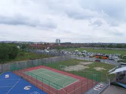 Warna garis harus berbeda dengan warna lapangan agar bisa dibedakan oleh setiap pemain. Lapangan Olahraga Wikipedia Bahasa Indonesia Ensiklopedia Bebas