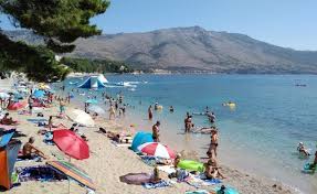 Na polotoku pelješac se nahaja mnogo osupljivih plaž, ki bodo zadovoljile različne tipe obiskovalcev, njihovih želja in pričakovanj. Plaze Sa Slikama Orebic Peljesac