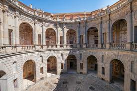 Il Cortile Interno Di Palazzo Farnese A Caprarola E Uno Dei Tasselli Che Compongono Questo Gioiello Nel Cuore Della Tuscia Interno Di Palazzo Palazzi Cortile