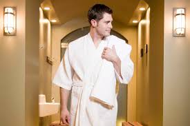 バスローブの着方をマスターしよう！ いつ脱ぐかやガウンとの違いも解説。 | FORZA STYLE｜ファッション＆ライフスタイル[フォルツァスタイル]