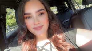 Hi!! My name is Aileen Alvarez aka @SetsByAileen 💖 I'm a licensed  cosmetologist who has been specializing in Acrylic nails for almost 3  years! I take pride in my work and love