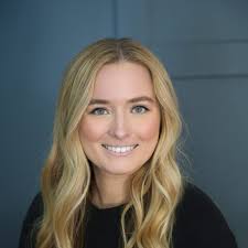 Lindsay Arrington's Instagram, Twitter & Facebook