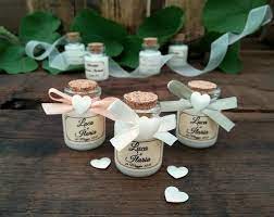 Segnaposto rosa in stoffa con decorazioni in midollino a formare un cuore nel retro, piccolo fiocco e perline. Segnaposto Matrimonio Candies Boccetta Profumata Segnaposti Etsy Segnaposto Matrimonio Segnaposto Matrimonio Fai Da Te Segnaposti Matrimonio
