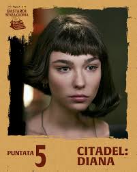 Tratto dall'omonimo spettacolo di Franca Rame e Dario Fo, 𝘾𝙤𝙥𝙥𝙞𝙖  𝙖𝙥𝙚𝙧𝙩𝙖 𝙦𝙪𝙖𝙨𝙞 𝙨𝙥𝙖𝙡𝙖𝙣𝙘𝙖𝙩𝙖 è un film sul desiderio di  felicità. Un'esplorazione sulle modalità e le forme dell'amore nel mondo  contemporaneo, all'insegna del