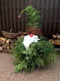 Weihnachtswichtel Aus Wacholder Zweigen Basteln Fur Weihnachten Weihnachtsdeko Fur Den Garten De Weihnachtszweige Weihnachtsdekoration Basteln Weihnachten