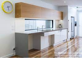 A Modern Wheelchair Accessible Kitchen Featuring High Gloss Doors Timber Veneer And Quantum Quartz Stone Www Thekitchendesigncentre Com Au T Keuken Rolstoel