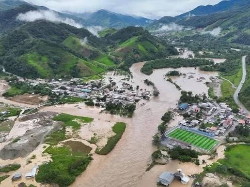 🔴 (VIDEO) Las imágenes del aluvión en Zamora Chinchipe son impactantes. El desbordamiento del río Kantzama destruyó viviendas, cultivos, vías e infraestructura. ▶️ https://ecuavisa.digital/44N2Grv