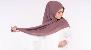 Ada beragam jenis warna pink, mulai dari dusty pink, hingga fuschia. 7 Warna Hijab Kekinian Wajah Terlihat Cerah Dan Glowing Berkeluarga