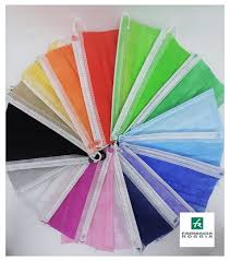 Attualmente esistono diversi modelli di mascherine chirurgiche, tra cui quelle con elastici, con lacci o munite anche di visiera per gli occhi. Mascherine Chirurgiche Colorate Adulti Farmacia Roggia