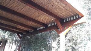Sono stati infatti rinvenuti, oltre a veri e propri contesti capannicoli anche scavi di silos per la. Tettoia Con Copertura In Legno Lamellare E Canne Idee Ristrutturazione Casa