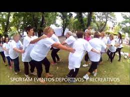 Los juegos recreativos son comúnmente utilizados en fiestas infantiles o actividades escolares, aún así, existen juegos recreativos para el disfrute de los adultos. Sportam Caminata Saludable Y Jugos Recreativos Para Adulto Mayor Youtube