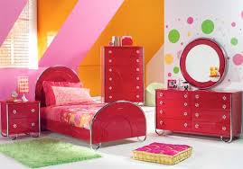 غرفة اطفال بها سرير واحد باطقم حمراء وارضية سيراميك ابيض ديكور المنزل