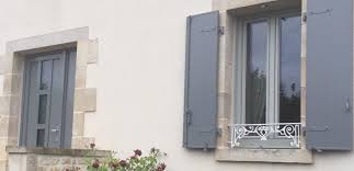 Fenetre Finstral Gris Soie Et Volet Battant Alu Gris Poussiere 7037 Profileo Volet Battant Alu Volet Battant Facade Maison