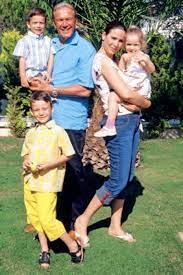 Vefa lisesi'nden sonra i̇stanbul üniversitesi i̇ktisat fakültesi gazetecilik bu evliliğinden yasemin adını verdikleri bir kızı oldu. Ugur Dundar Ogullariyla Birlikte Fotografini Sosyal Medya Hesabindan Ilk Kez Yayinladi