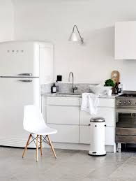 Une Couine Blanche Avec Un Refrigerateur Smeg Une Chaise Dsw De Eames Et Un Evier Et Une Credence En Marbr Cuisines Maison Interieur De Cuisine Cuisines Deco