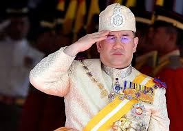 Upacara sambutan di ibu negara dijadual bermula dengan istiadat keberangkatan tiba sultan muhammad v, di kompleks bunga raya, lapangan terbang. Istiadat Pertabalan Yang Di Pertuan Agong Ke 15 Bermula