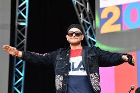 Il suo sorriso, le sue labbra, la sua intelligenza, mi innamorai dei suoi disco. Chi E Rocco Hunt Il Rapper Di Ti Volevo Dedicare E Wake Up