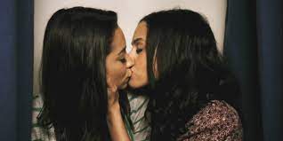 Watch cnn streaming channels featuring anderson cooper, classic larry king interviews, and feature shows covering travel, culture and global news. 10 Girls Get Real About Their First Kisses With Girls