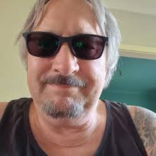 Kann mir jemand sagen, warum da plötzlich ein Quizmaster ist, der 148000 €  am konto hat? Letzte woche war doch noch ein anderer????