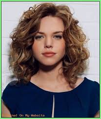 Haarschnitt Mittellang Frauen Frisuren Locken Bob Haarschnittmittellanglockig Haarschnit Bob Frisur Haarschnitt Frisur Hochgesteckt